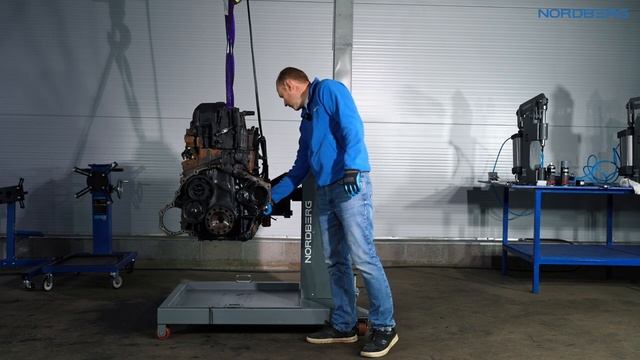 Установка грузового двигателя на кронштейн "DAF" N3A-TBD для стенда-кантователя N30160R NORDBERG смотреть онлайн