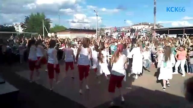 Яркий фестиваль на стадионе смотреть онлайн