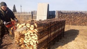 Пилим  горбыль на дрова