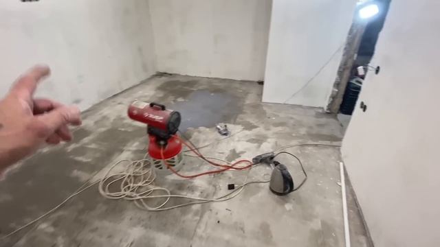 РЕМОНТ В ТРЕШКЕ ПРОДОЛЖАЕТСЯобои потолок ламинит. ремонтквартир