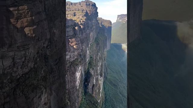 Гора Рорайма. Венесуэла. Самое древнее, что есть на планете. #рорайма #венесуэла #горарорайма смотреть онлайн