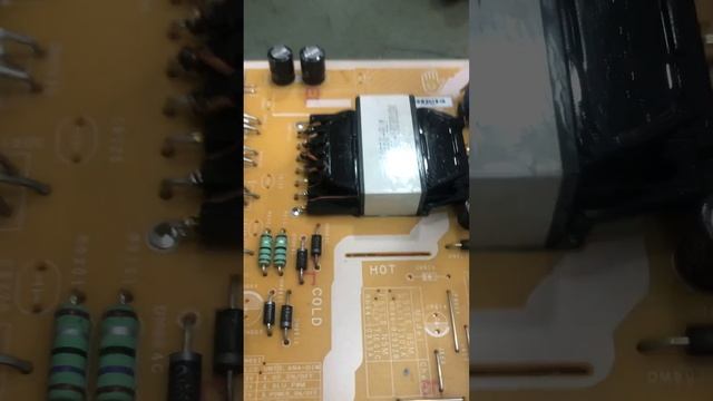 Troca dos resistores da fonte un49nu7100g ( evitar trinca do acrílico e aumentar durabilidade led) смотреть онлайн