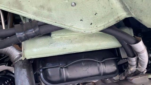 Underneath rear of 1963 VW Notchback sunroof with 2.3 Liter type 4 engine смотреть онлайн
