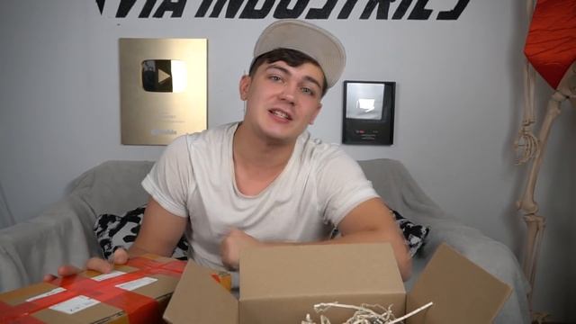 Что внутри новогоднего Виа бокса | Смартфон каждому?