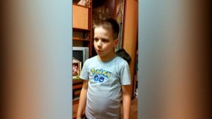 Как дети едят лимон Мальчик ест лимонРебенок ест лимон