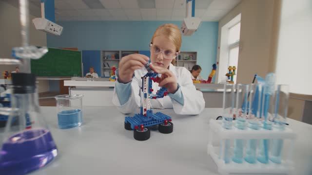 Лёва, новый бренд в образовании! смотреть онлайн