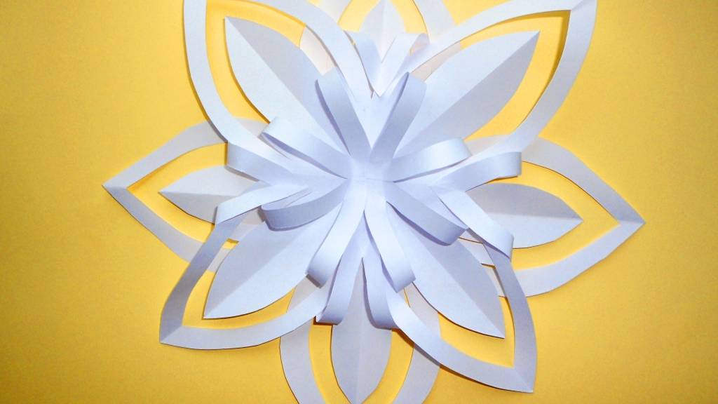 Объемная снежинка из бумаги. Новогодние поделки смотреть онлайн