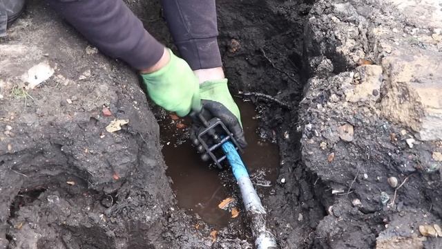 Fixing a Pipe Without Turning the Water Off смотреть онлайн