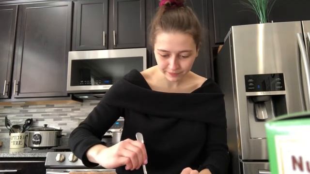 Cooking with Kaylee (Veggie Noodle Soup)👩🏻🍳 смотреть онлайн