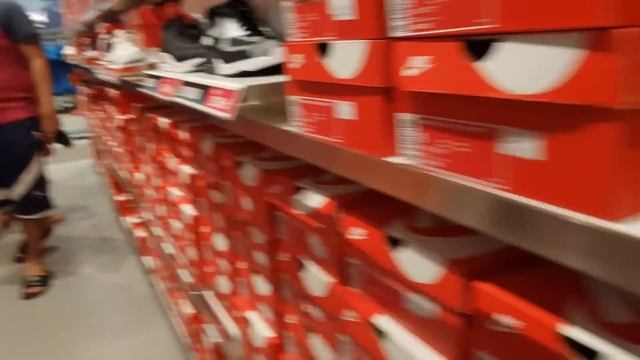 Sneaker Shopping at Nike Factory Outlet in SHELL SLEX, Philippines! смотреть онлайн