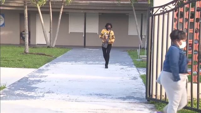 Election Day: Loud music gives library a party feel in Miami Gardens смотреть онлайн