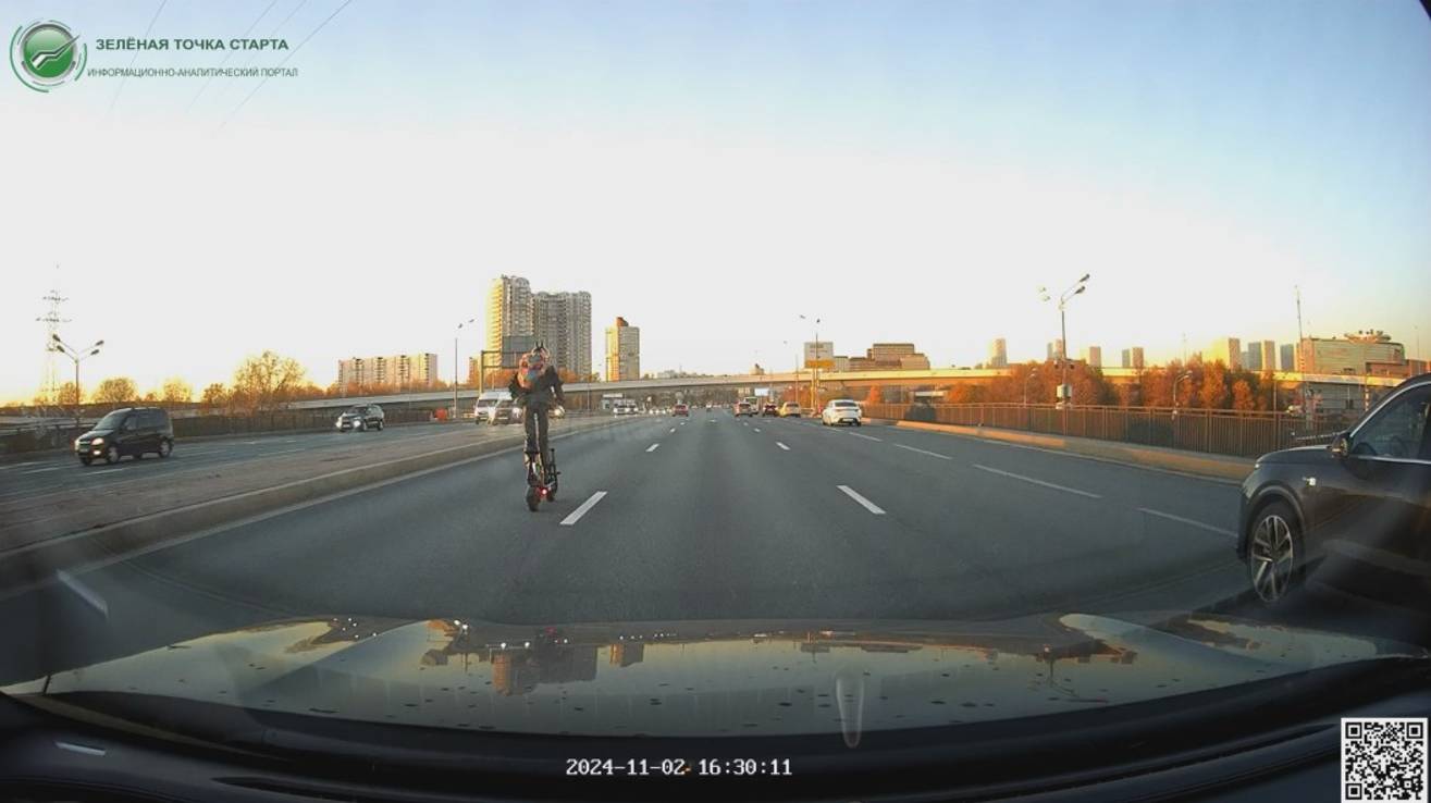 Безбашенная чика на электросамокате попала на регик электромобиля Evolute i-Sky смотреть онлайн