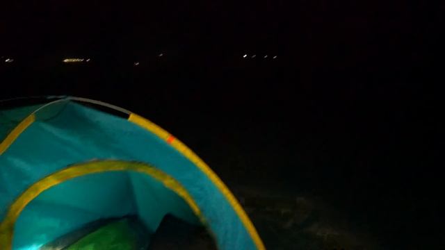 Остались на всю ночь в палатке, чтобы заснять на камеру пришельцев и летающую тарелку!