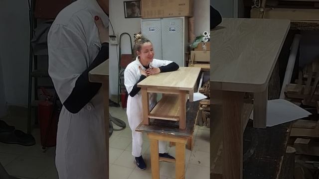 Веселые девчонки в столярной мастерской смотреть онлайн