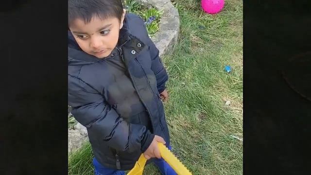 Two year olds play in the garden| Ayyub does shopping in he’s garden!! And Sofia plays on the slide смотреть онлайн
