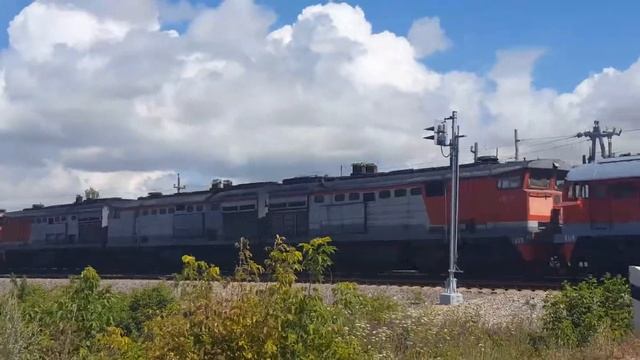 Сплотка тепловозов резервом 2М62-0114, 3ТЭ10МО-3359/0915Б, 2ТЭ10М-2357, 2ТЭ10М-2038 смотреть онлайн