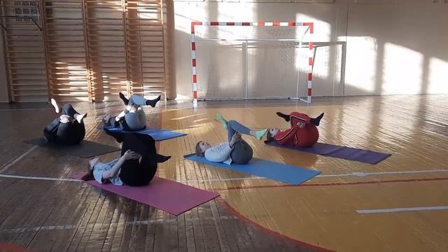 4.Использование гимназического коврика на уроке ФКиЗ в 10 классе - Ермалицкая Н.Н. смотреть онлайн