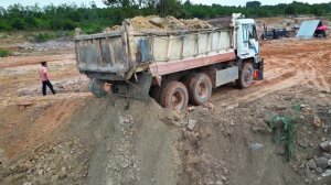 Строительство, засыпка большими камнями, продолжение