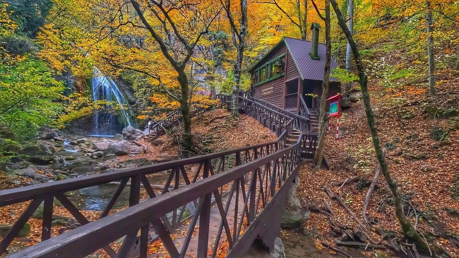 КРЫМ от которого можно сойти с ума! Золотая осень в горах. Водопад Джур-Джур. смотреть онлайн