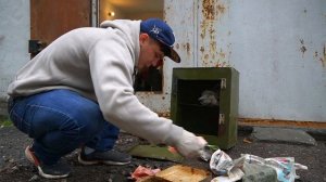 Вскрыли военный сейф, который достали со дна с помощью гигантского магнита!