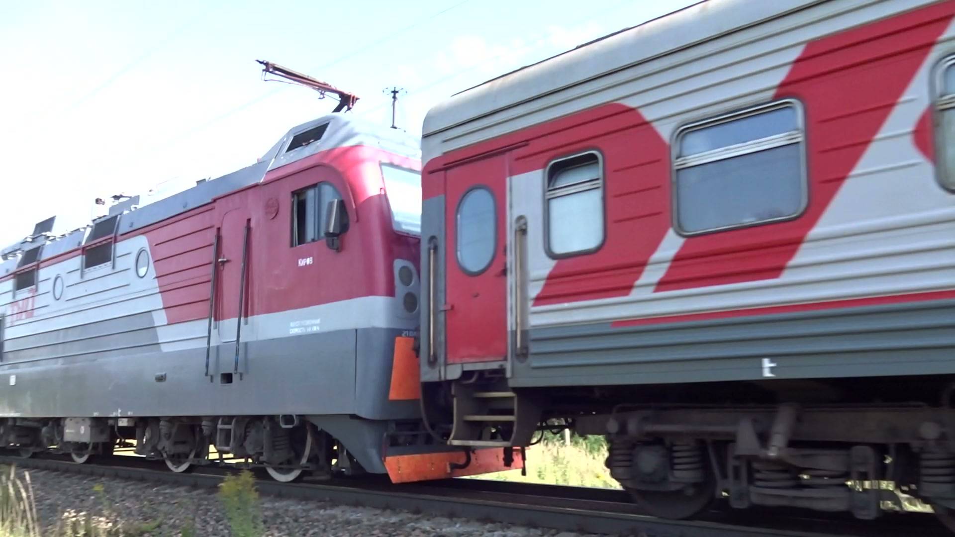 Электровоз ЭП1М-384 с пассажирским поездом проходит станцию Зимёнки смотреть онлайн