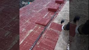 Укладка полимерпесчаной плитки вручную (с субтитрами)