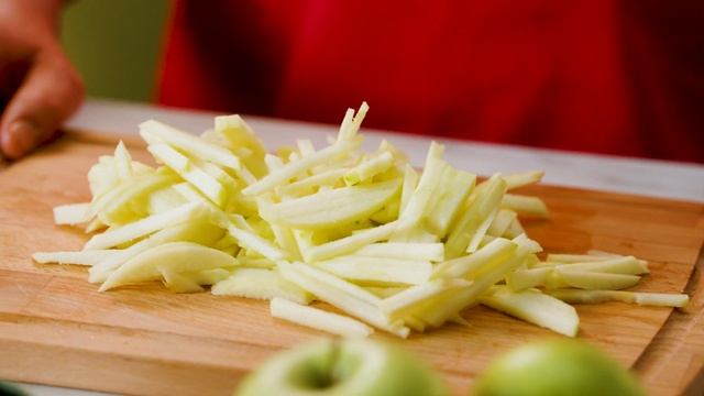 Салат из белокочанной капусты яблок и сельдерея