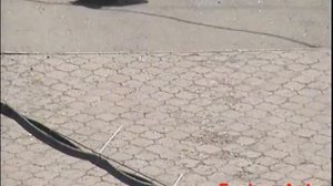 Пьяная девушка на каблуках