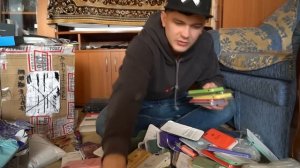 Купили кучу потерянных посылок на почте, а там...