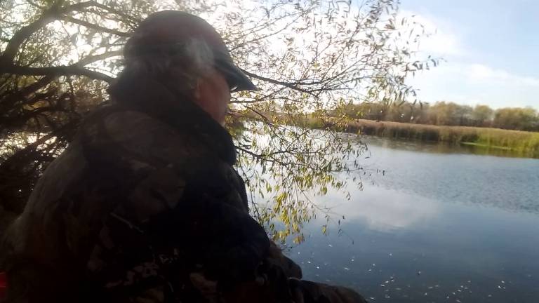 Жизнь в деревне. Сегодня 02.11.2024 - Ротан на поплавок клюёт ! смотреть онлайн