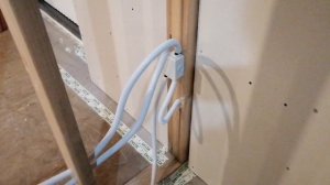 Гипсокартонная стена с проводкой внутри