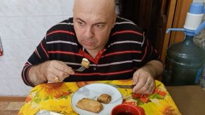 Мукбанг. Блины с картошкой и печенью, плавленый сыр с ветчиной и чай. О извращённом мышлении.