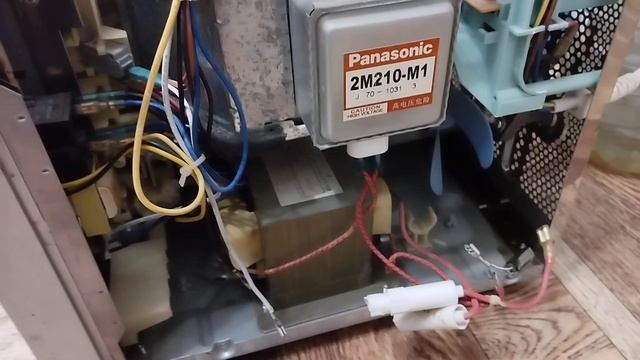 Поиск неисправности и замена конденсатора микроволновой печи. смотреть онлайн