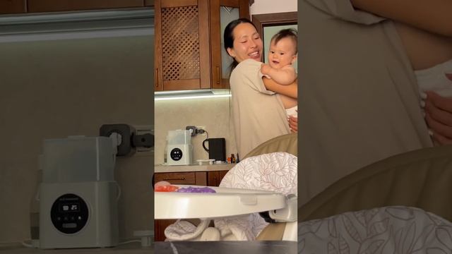 Когда заставила танцевать маму #klykovshorts #семья #baby #малыш #ребенок #мамавдекрете #смешно смотреть онлайн