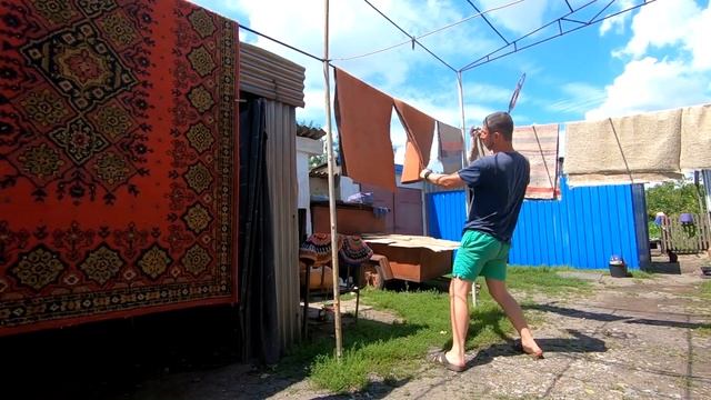 Выбиваю ковры от пыли, грязи, шерсти выбивалкой для ковров. Как чистить ковры без пылесоса смотреть онлайн