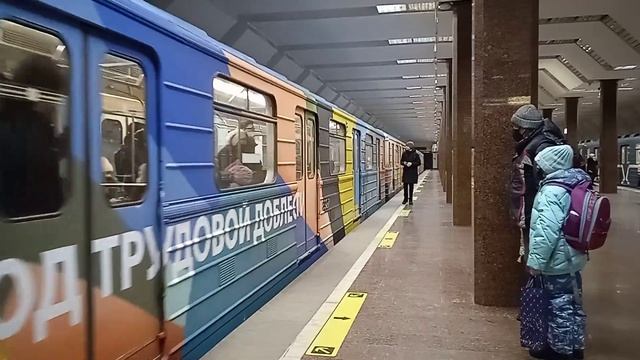 Поезд метро 81-717/714 на станции Маршала Покрышкина смотреть онлайн