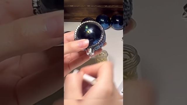 Декорирую новогодний шарик #своимируками #мастеркласс #рукоделие #diy #handmade #стразы #декор смотреть онлайн