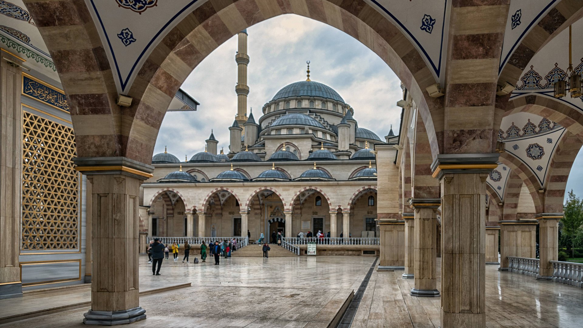 Мечеть «Сердце Чечни» – величественное и роскошное сооружение в центре Грозного смотреть онлайн