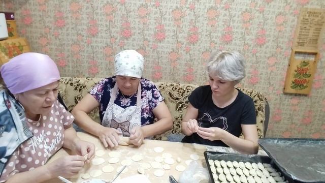 Лепим пельмени с песнями и с помощниками // сколько же лет???// смотреть онлайн