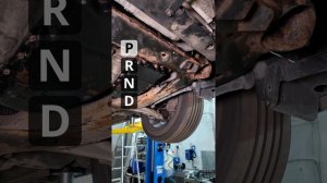 💥При движении перевел селектор на парковку (P)