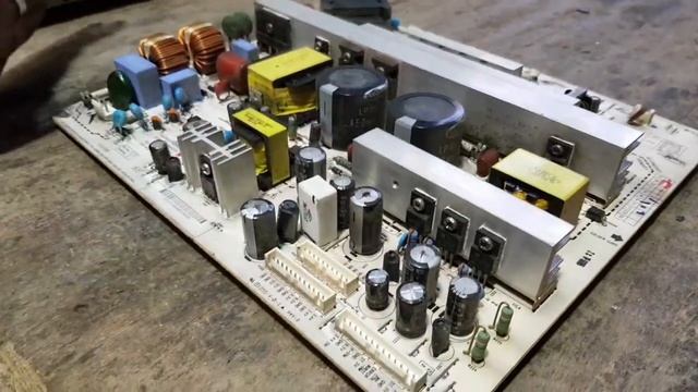 تصليح شاشة LG _ 42 _ LCD تقلع و تفصل و اوقات تقلع و تخربط البرنامج смотреть онлайн