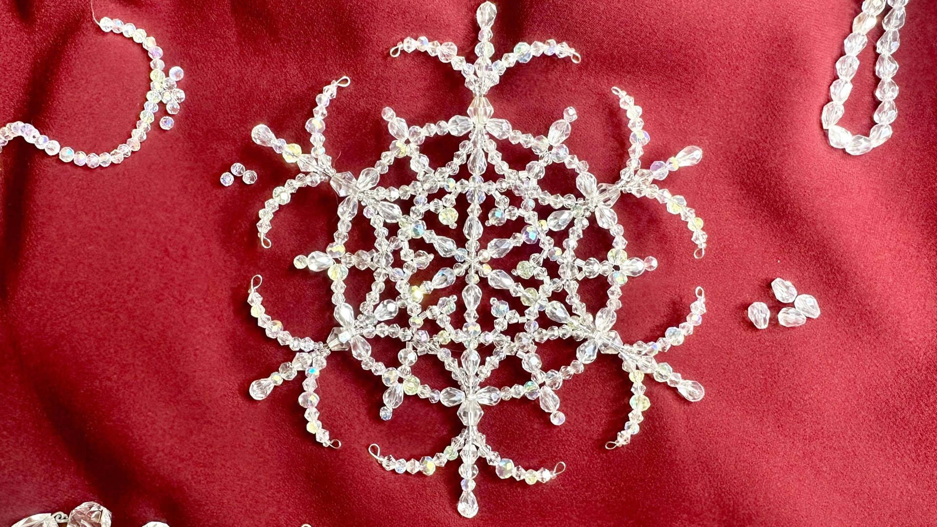 Снежинка своими руками из бисера и бусин мастер класс смотреть онлайн