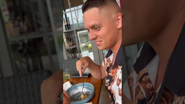 Съел всё меню в ресторане #klykovshorts #семья #любовь #tiktok #путешествия #смех #ресторан #еда смотреть онлайн