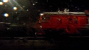 Из окна поезда / Поезд едет ночью в дождь / Вид с 1 этажа двухэтажного поезда дальнего следования