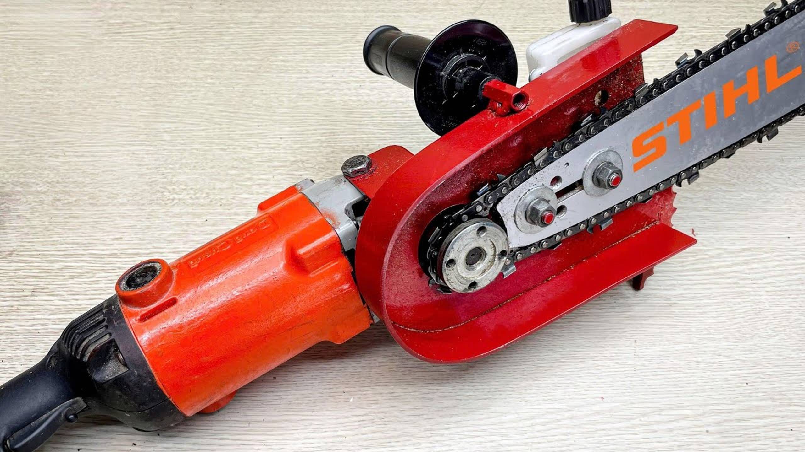 Как из угловой  шлифовальной машинки ( болгарка) сделать электропилу по дереву .