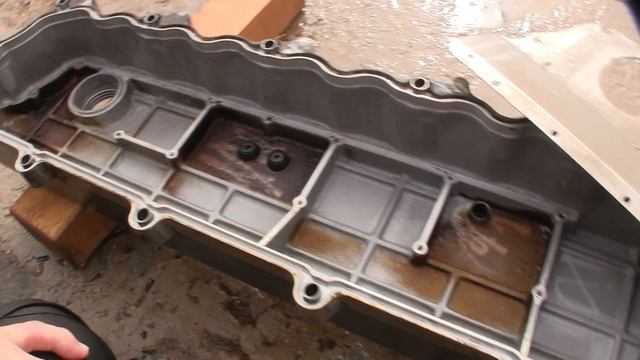 Исузу Форвард 6HA1 клапанная крышка.