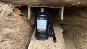 Поднятие дома домкратом. В отпуск на УАЗике. Часть 10