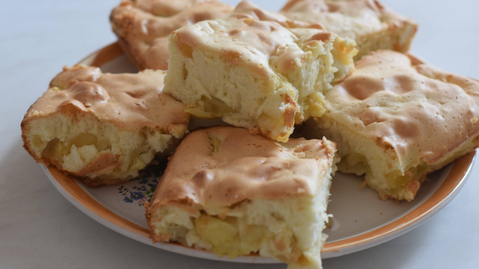 Шарлотка с яблоками. Простой и быстрый классический рецепт шарлотки. смотреть онлайн