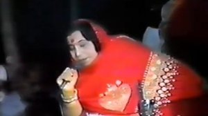 1985-02-08 Шри Матаджи поет с йогом (Bordi, India)