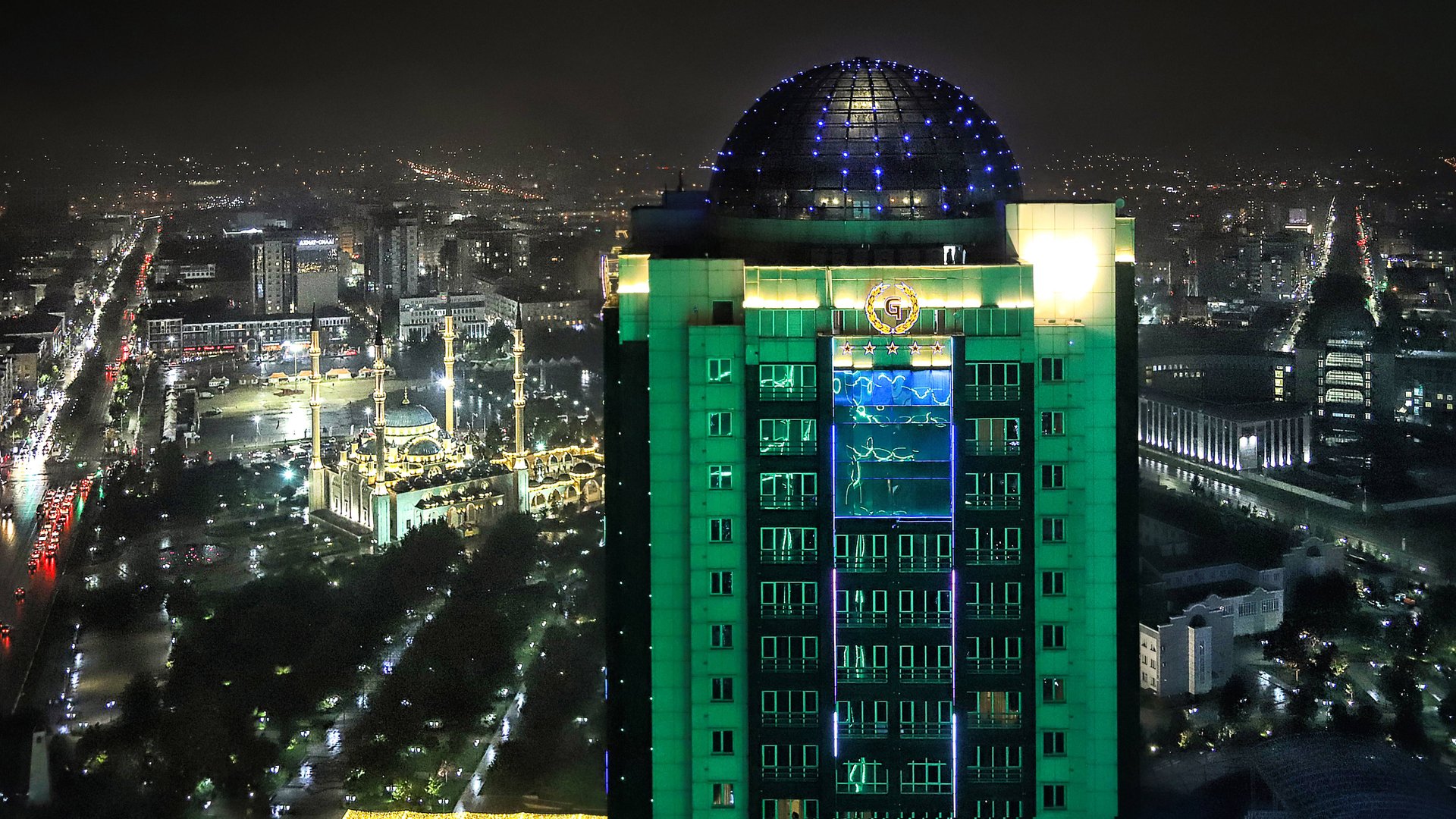 Огни ночного Грозного. Виды на город со смотровой площадки небоскрёба комплекса Грозный-Сити смотреть онлайн